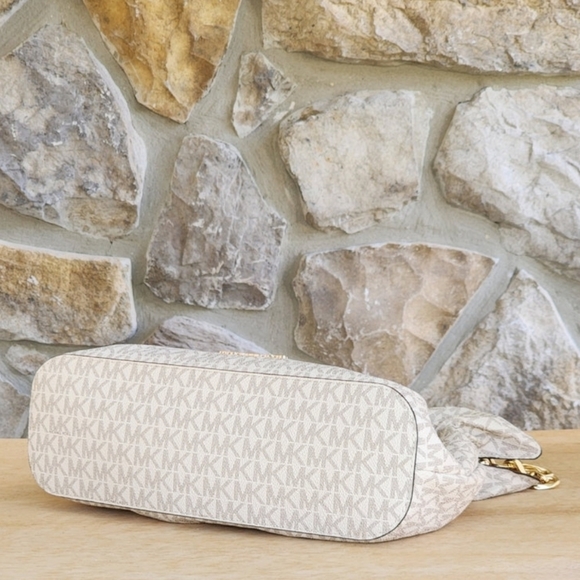 Michael Kors Ruched Logo LG Crossbody - Picture 4 of 10